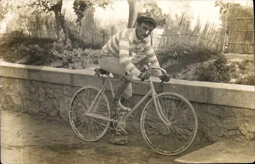 Cyklista w pasiastym stroju — pozowanie na murze — R. Guilleninot, Bespflug et Cie, Paris - Awers