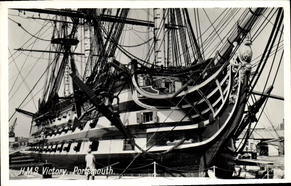 HMS Victory — Portsmouth — Fotografische Ansichtskarte - Vorderseite