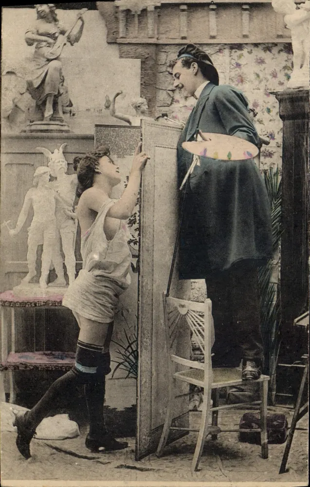 Künstler, der malt, mit Modell — dekoriertes Atelier mit Statuen — Verleger unbekannt - Vorderseite