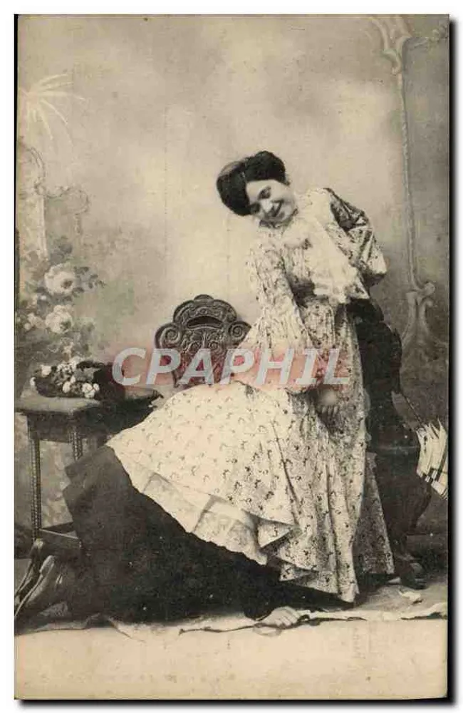 Frau in gestreiftem Kleid — elegante Pose — Verlag Garzini & Pozzolini, Mailand - Vorderseite