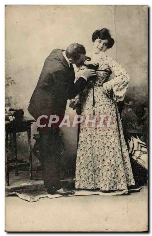 Ein Mann, der den Gürtel einer Frau anpasst — Studio-Szene — Nr. 6530-2 - Vorderseite
