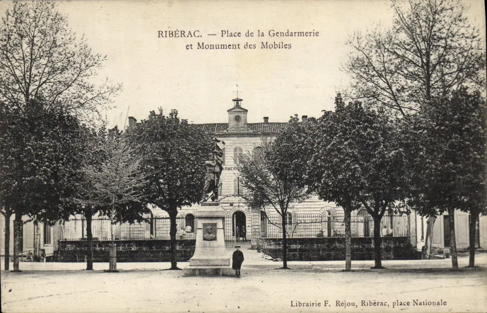 Ribérac — Place de la Gendarmerie und Monument des Mobiles — Librairie F. Réjou - Vorderseite