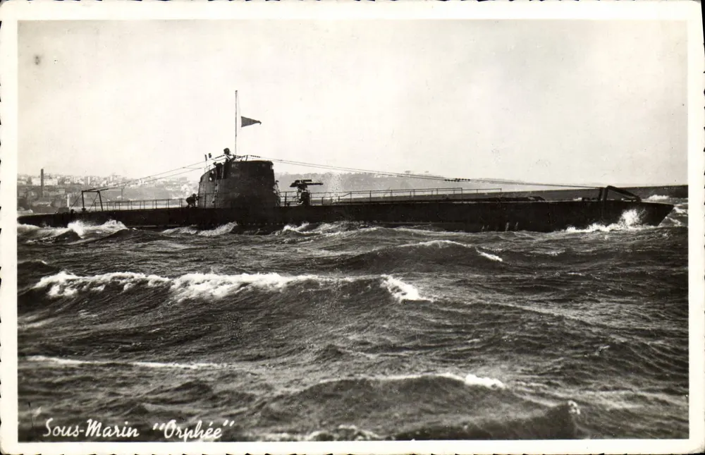 Submarino "Orphée" — em mar agitado — editor Combier Imp. em Lyon, n° III - Frente