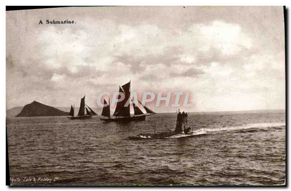 Submarino — com barcos a vela — Photo Cale & Polden Ltd. - Frente