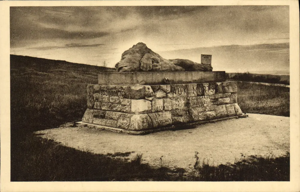 Gedenkstein für die Toten — 130. Division — Ossuar von Douaumont - Vorderseite