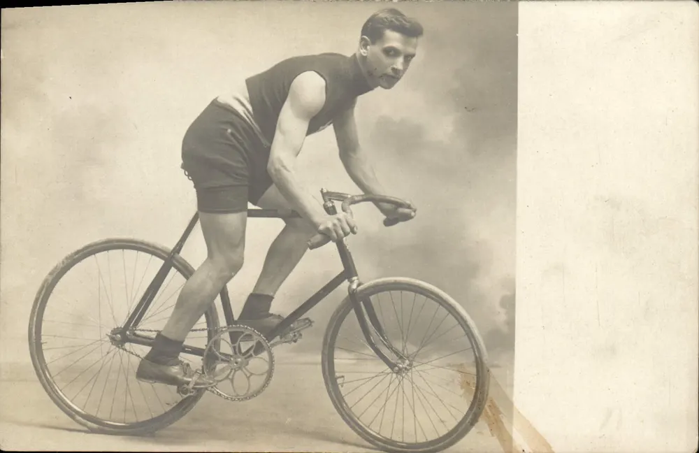 Ciclista em traje de competição — estúdio — editor desconhecido - Frente