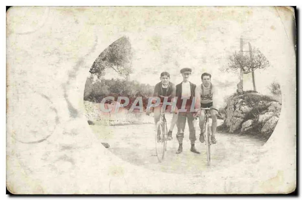 Três ciclistas — paisagem rochosa — Graphphil - Frente