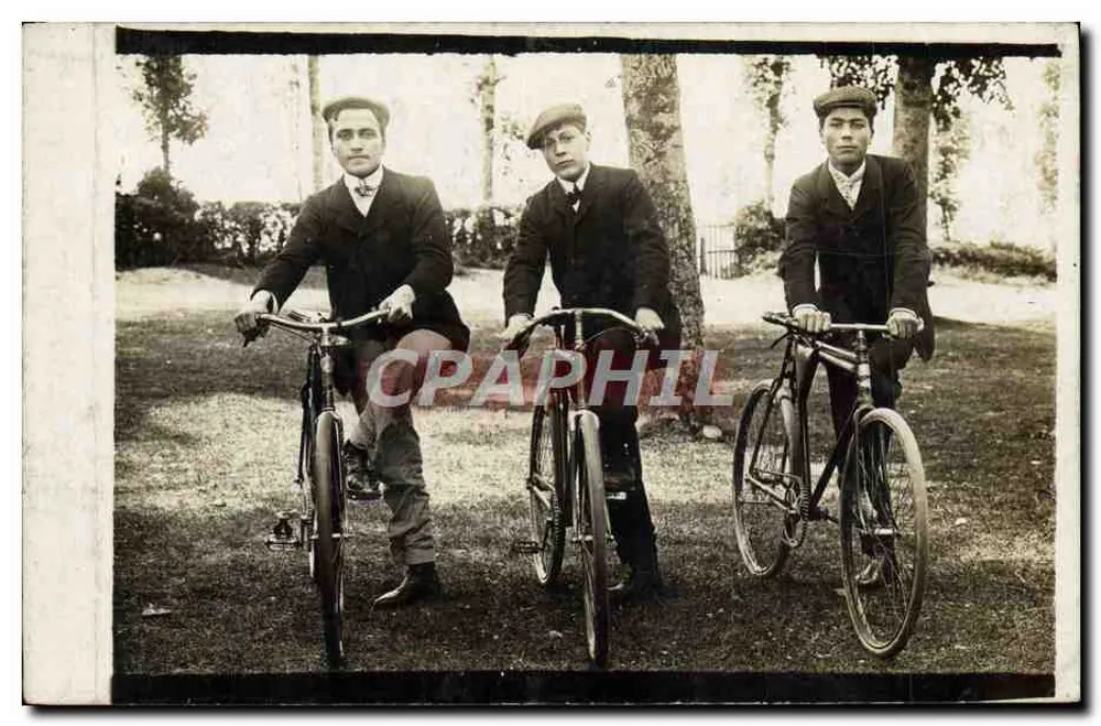 Três homens de bicicleta — fotografia — editor desconhecido - Frente