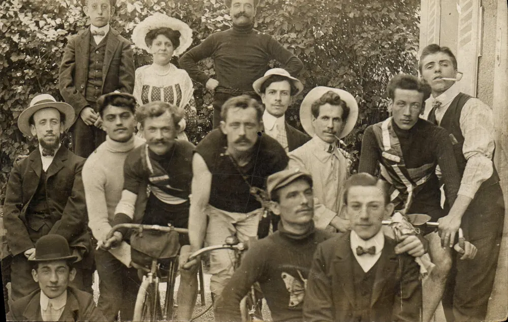 Grupo de ciclistas e amigos — jardim — Carta postal - Frente