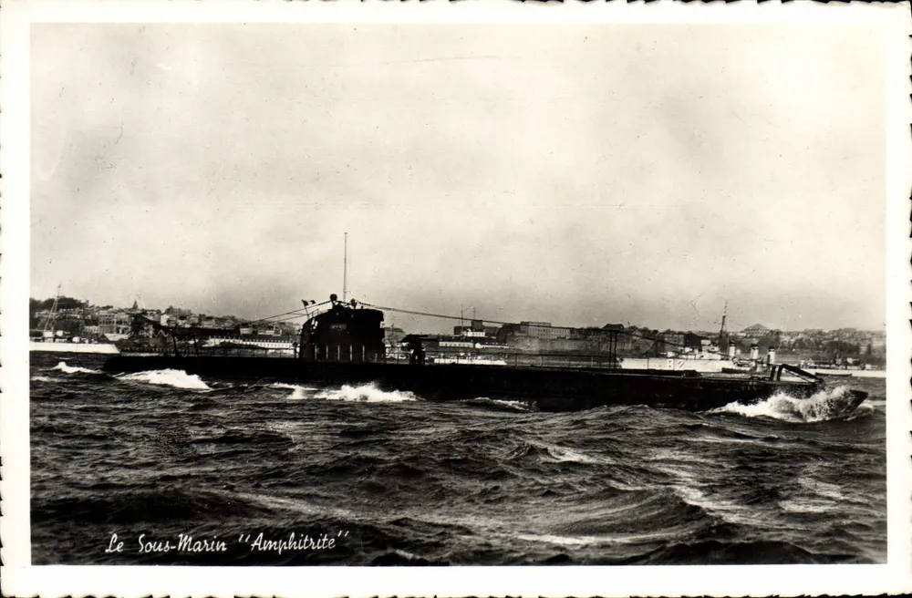 O Submarino "Amphitrite" — fotografia em preto e branco — - Frente