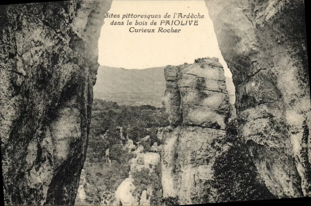 Pittorese Orte der Ardèche — im Wald von PAIOLIVE — Merkwürdiger Felsen - Vorderseite
