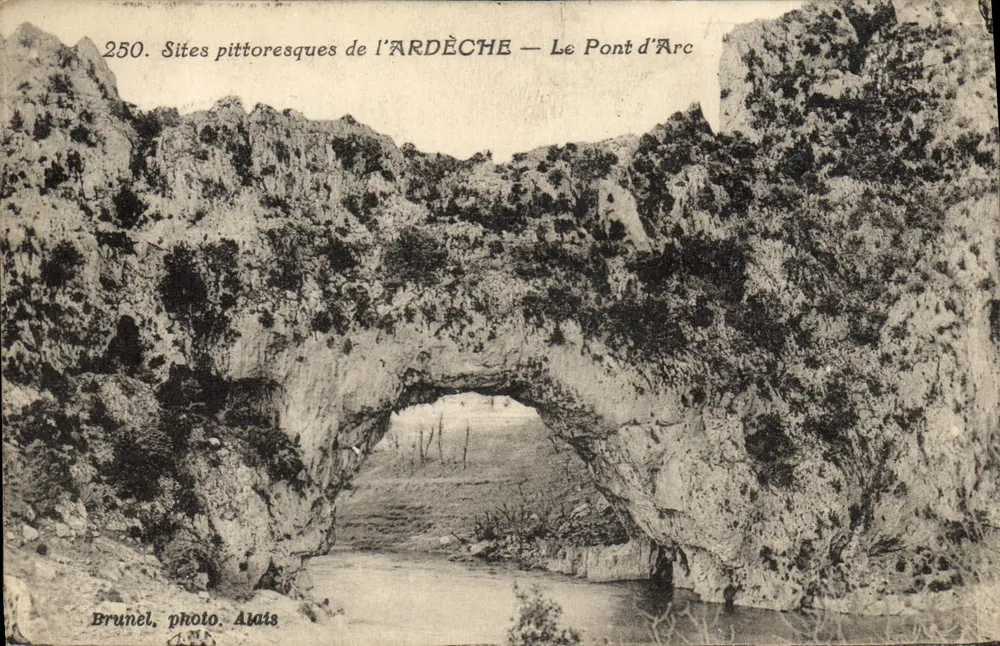 O Ponte d'Arc — Sítios pitorescos da ARDÈCHE — Brunel, foto. Alais - Frente