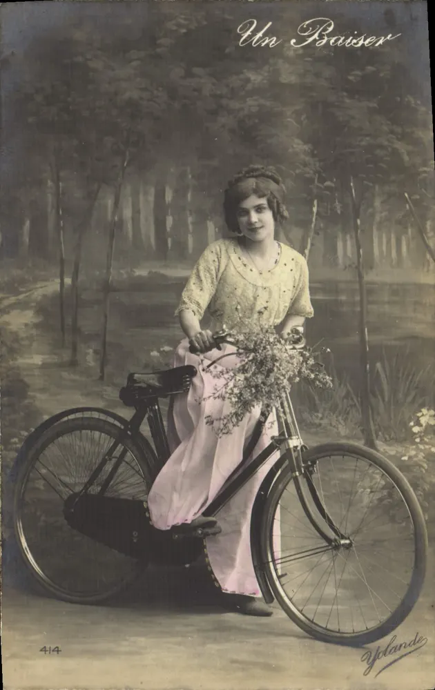 Jovem mulher de bicicleta — título 'Un Baiser' — Yolande, n° 414 - Frente