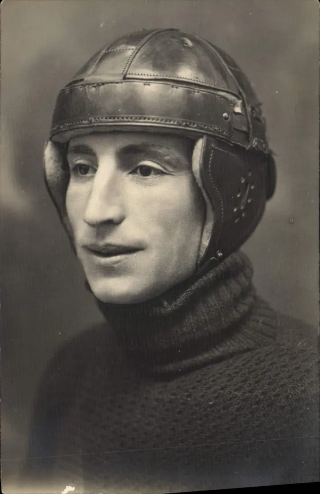 Retrato de um homem com capacete de corrida — Photo Llorca, Marselha - Frente