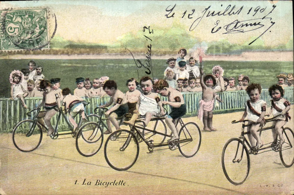 Course de bicyclettes — Enfants en compétition — L.V. & Cie - Frente