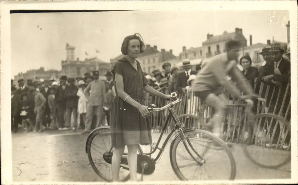 Mujer en bicicleta — carrera ciclista - Anverso