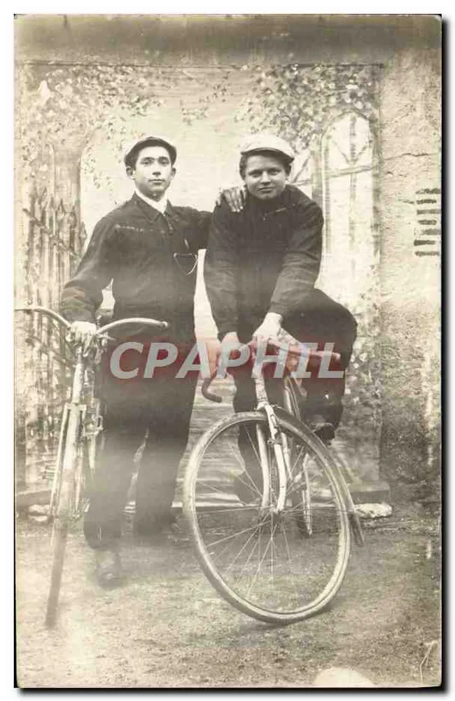 Dois jovens homens com bicicleta — Fotografia Jaser (Nemours) — n°4 - Frente
