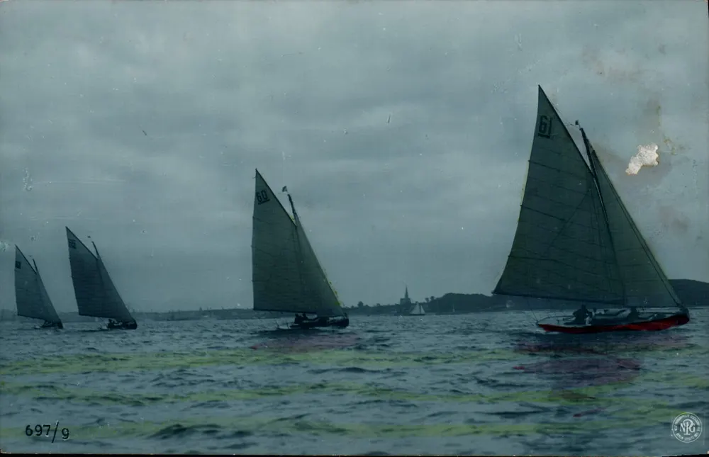 Regatta de voiliers — vue de la mer avec plusieurs bateaux à voile numérotés — éditeur NRC - Awers