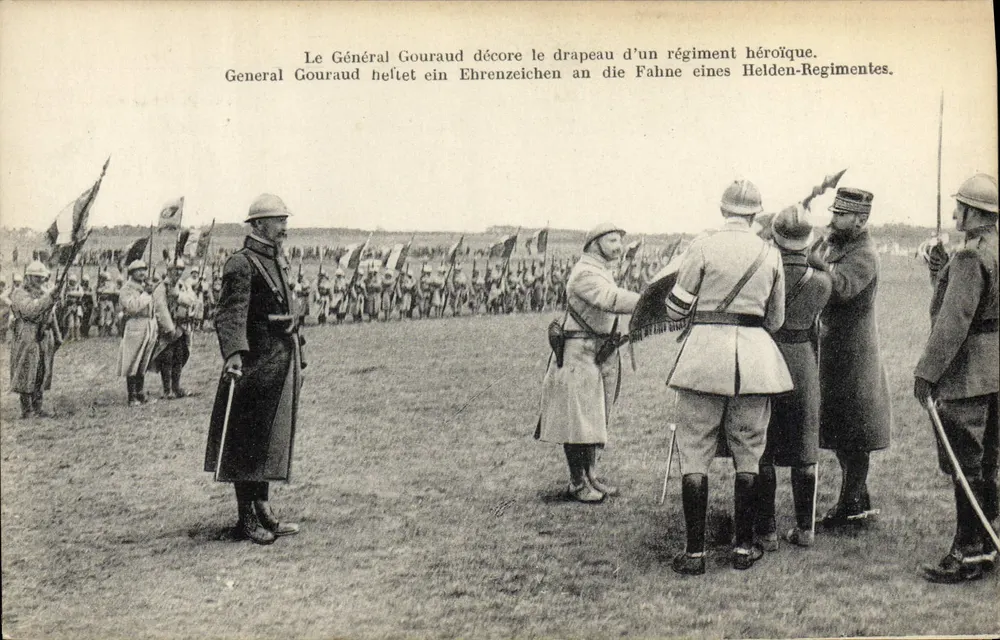 General Gouraud dekoriert die Fahne eines heldenhaften Regiments — unbekannter Verlag, Seriennummer nicht sichtbar - Vorderseite