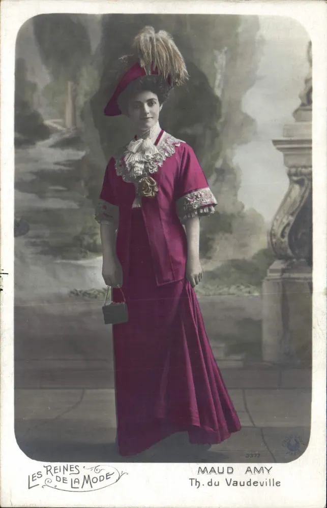 Maud Amy — Kleidungsmodell — Th. du Vaudeville, n°3377 - Vorderseite