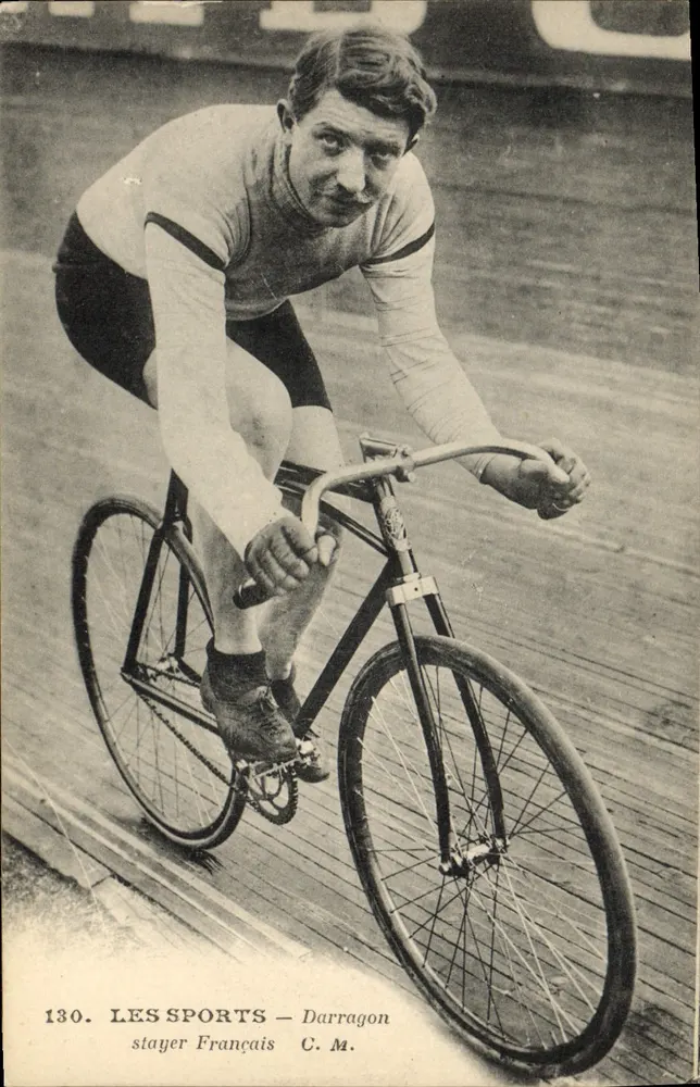 Ciclista na pista — Os Esportes — Darragon — C. M. - Frente