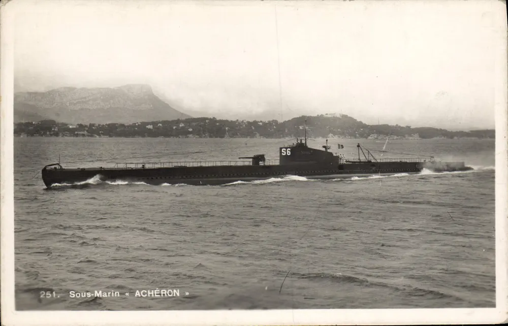 U-Boot « ACHÉRON » — S6 — auf See vor Hügeln — Verlag Bouvet-Sourd, Toulon - Vorderseite