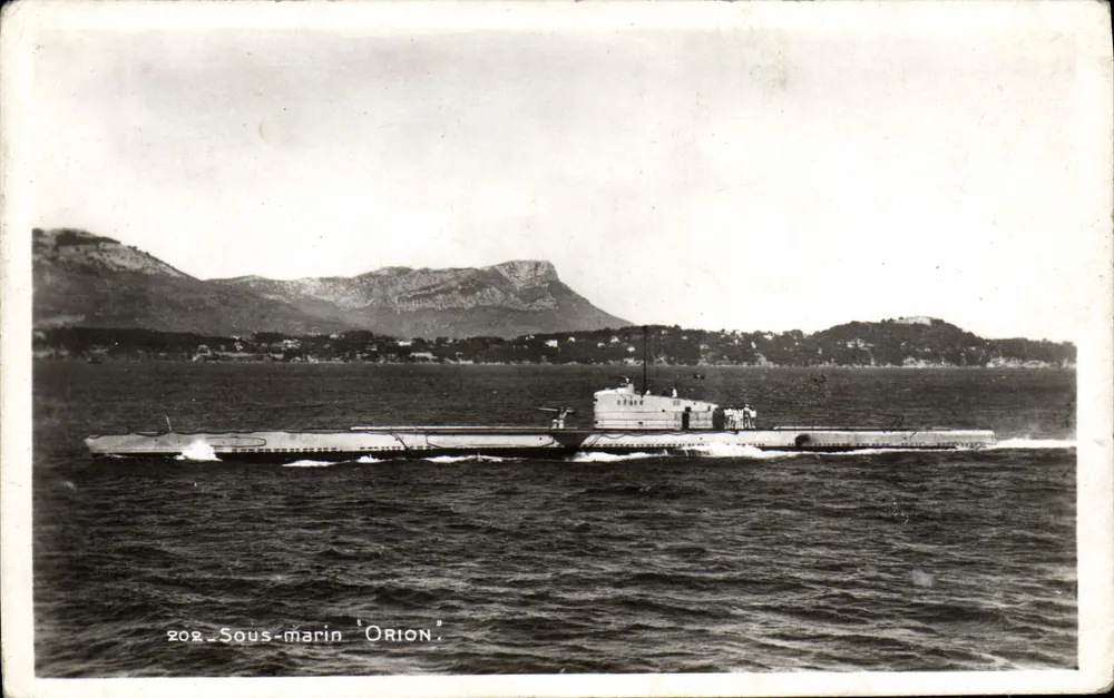 Submarino 'Orion' — no mar diante de montanhas — Edição Bouyvet-Sourdey, Cliché Emery - Frente
