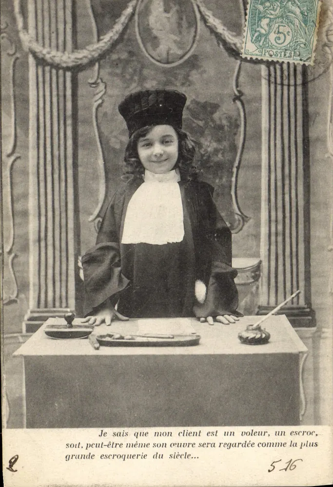 Menina em vestido de juiz — texto humorístico — n°516 - Frente