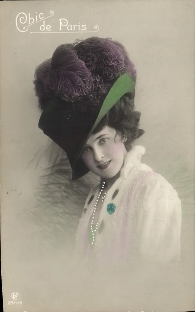Mulher elegante — chapéu violeta e verde, colar de pérolas — Chic de Paris n°2311/5 - Frente