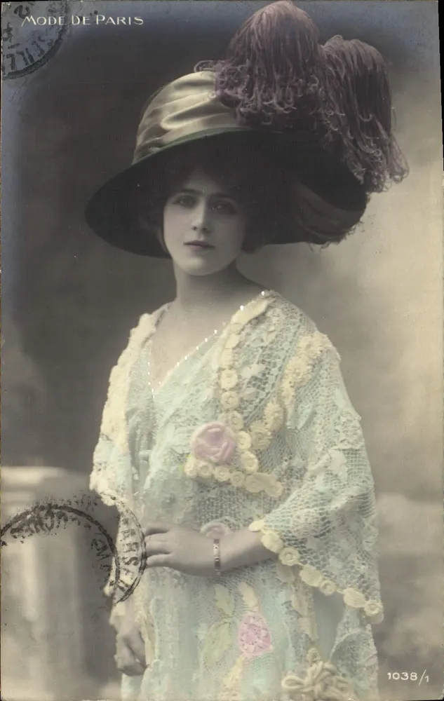 Moda de París — mujer con chal bordado y sombrero de plumas — editor Moda de París, n° 1038/1 - Anverso
