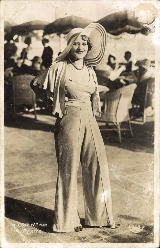 Mulher em pijama — Côte d'Azur — Éditions Dart Munier, Nice - Frente