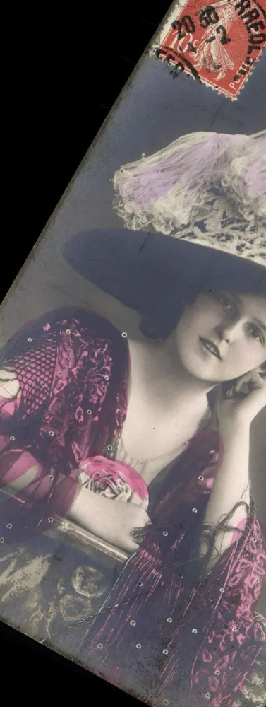 Mulher jovem em vestido roxo e chapéu de penas — editor desconhecido, número de série não visível - Frente