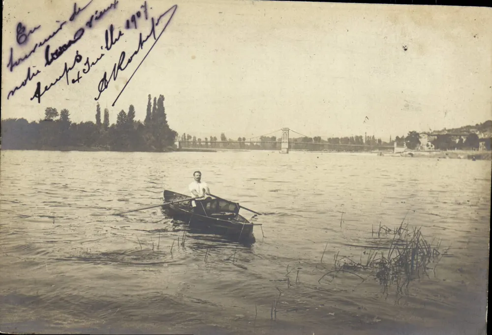 Bacia de Lyon — homem em barco — Sociedade Lumières, Lyon - Frente
