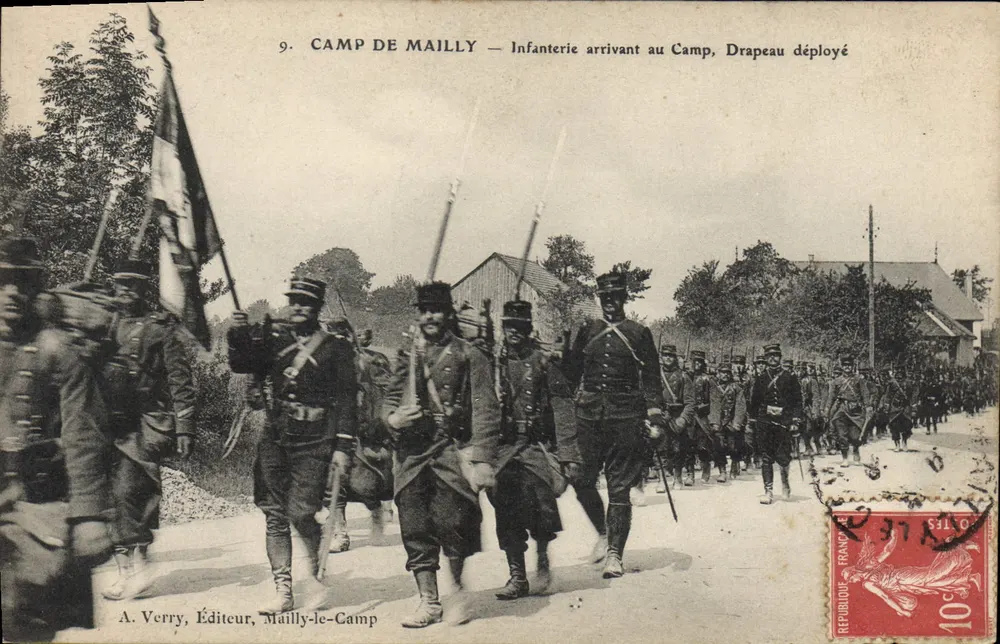 Camp de Mailly — Infanterie, die zum Camp kommt, Flagge ausgehängt — A. Verry, Verleger, Mailly-le-Camp - Vorderseite