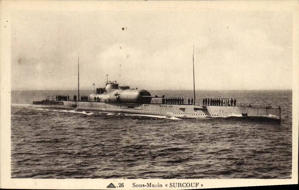 Sous-Marin « SURCOUF » — vue en surface avec équipage — éditeur IMPRIMÉ SUR LA CARTE n° 26 - Frente