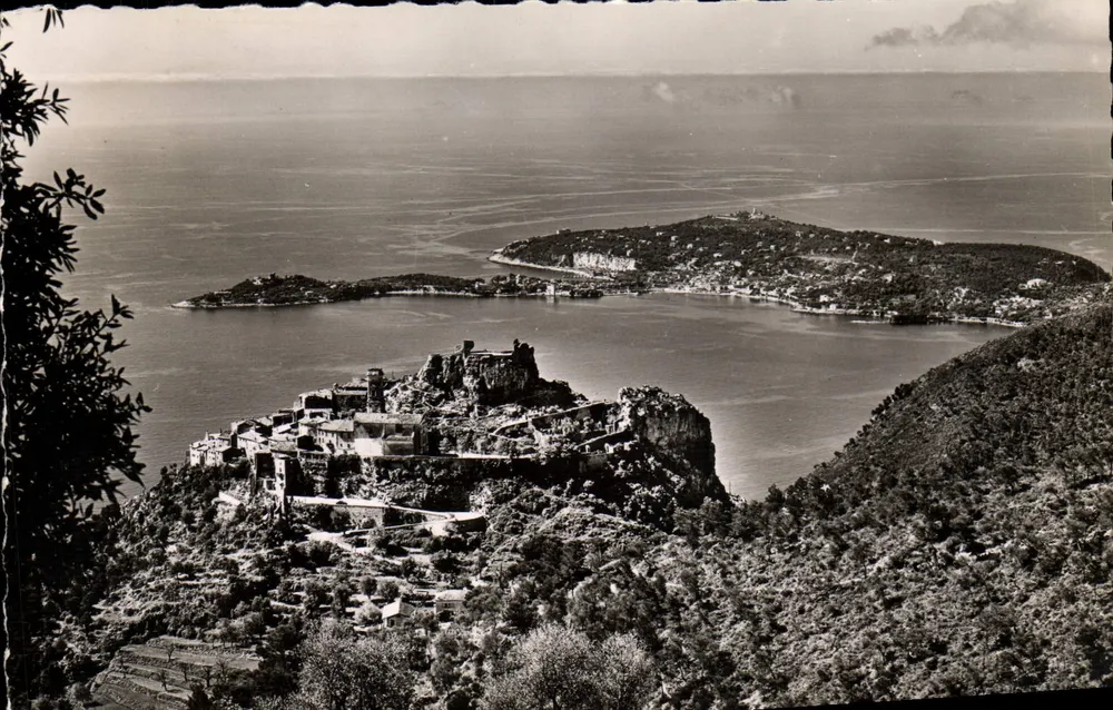 Eze-Village — Allgemeiner Blick mit dem Cap Ferrat im Hintergrund — Éditions S.E.P.T. - Französisch gefertigt - Vorderseite