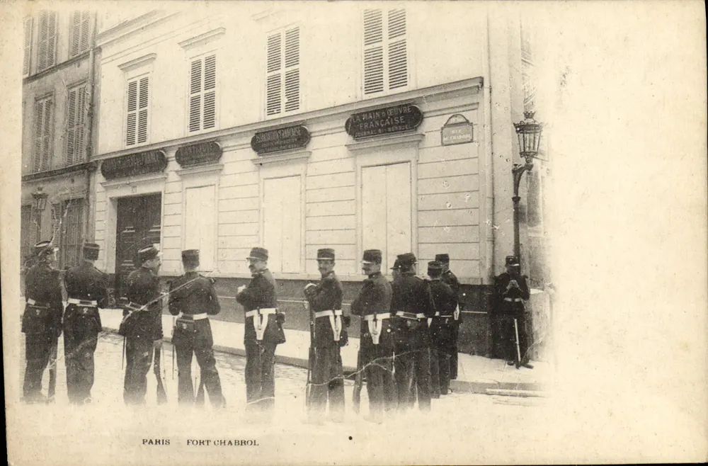 Paris — Fort Chabrol — Soldaten vor dem Sturm auf La Main d'Œuvre Française - Vorderseite