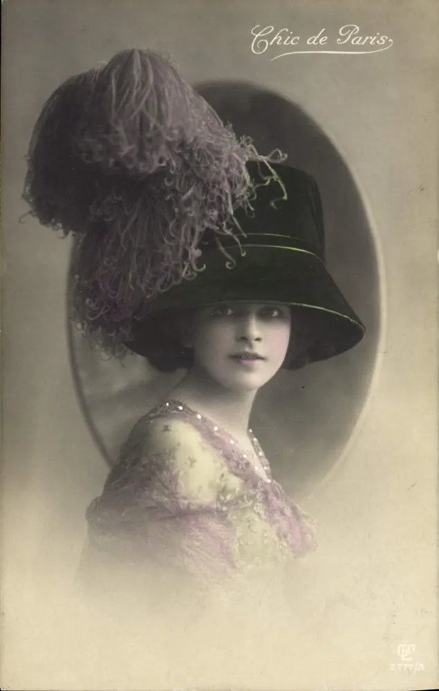 Femme élégante en chapeau à plumes — Chic de Paris, n° 2777/3 - Recto