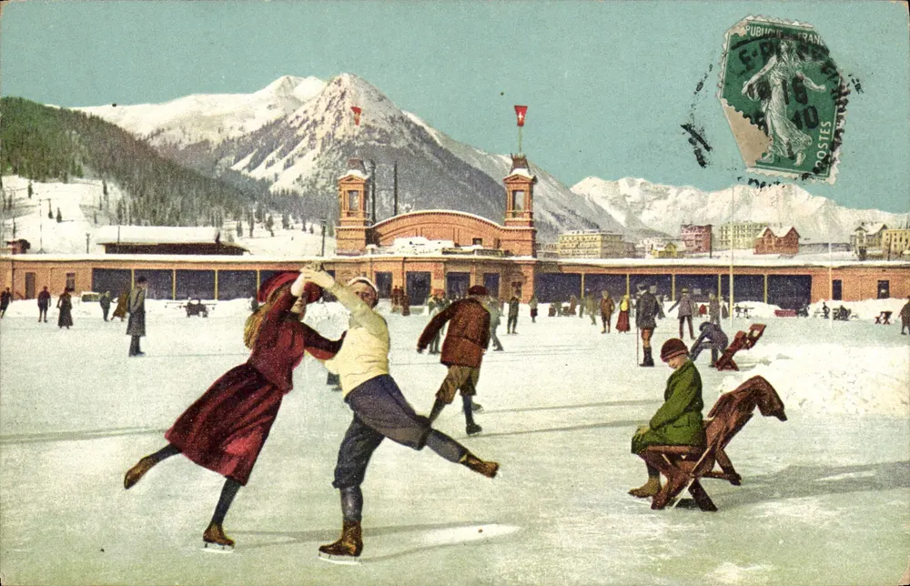 Eislaufbahn mit Schnee — Bahnhof und Berge im Hintergrund — Verlag N.C. (Serie XIII Nr. 1083) - Vorderseite