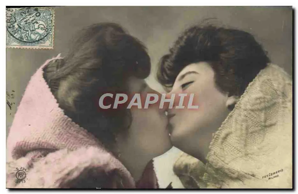 Duas jovens se beijando — Fox Comerid, Milão — n° 5.229 - Frente