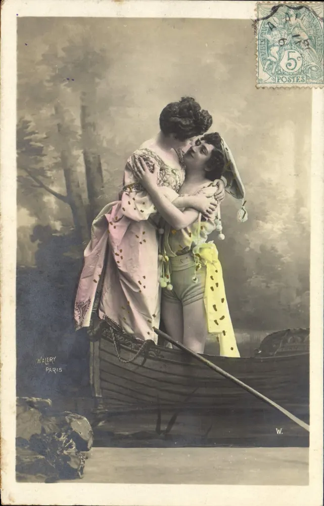 Duas mulheres se beijando em um barco — Walery, Paris — editor Walery, número de série não visível - Frente