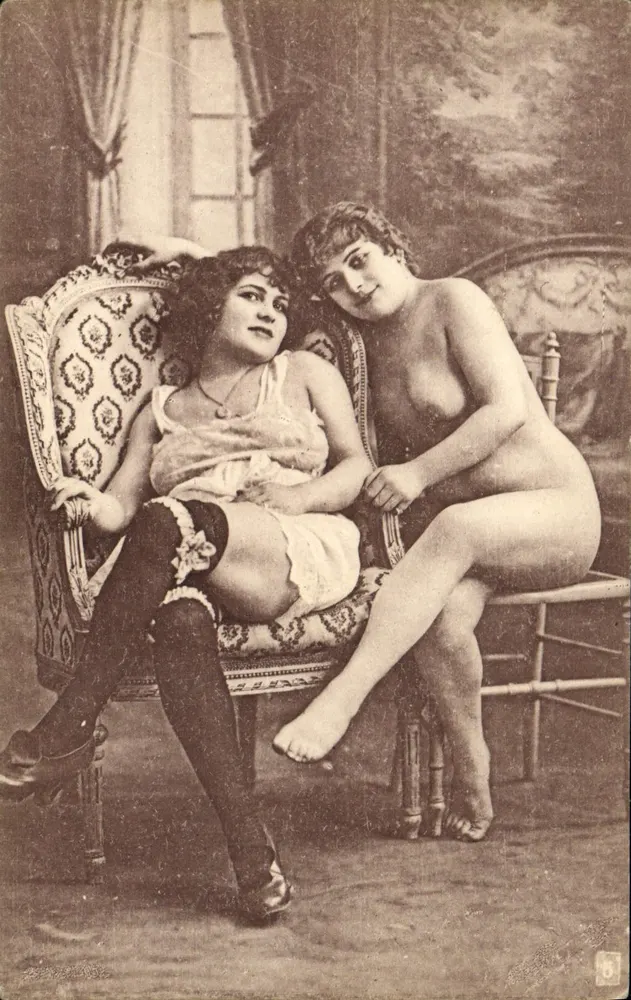 Duas mulheres — uma nua, a outra em lingerie — posando em um sofá — Lagache, Imp. du Holder, Paris, Série G - Frente