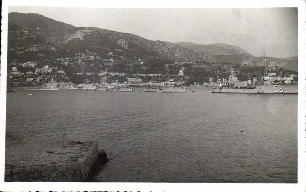 Porto do mar — navios militares - Frente