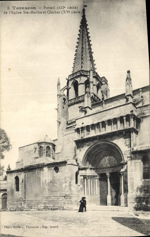 Tarascon — Portal (12. Jahrhundert) und Turm (15. Jahrhundert) der Kirche Sainte-Marthe - Vorderseite