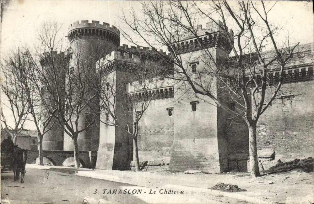 Tarascon - O Castelo — vista do castelo com torre redonda e muros, editor desconhecido, n°3 - Frente