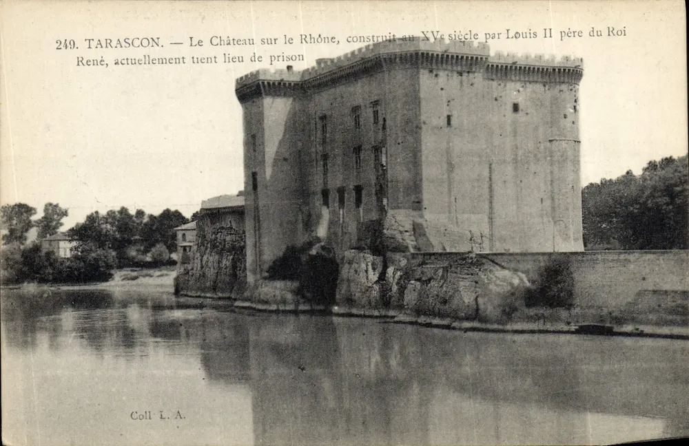 Tarascon — O Castelo sobre o Ródano, construído no século XV por Louis II, pai do Rei René - Frente
