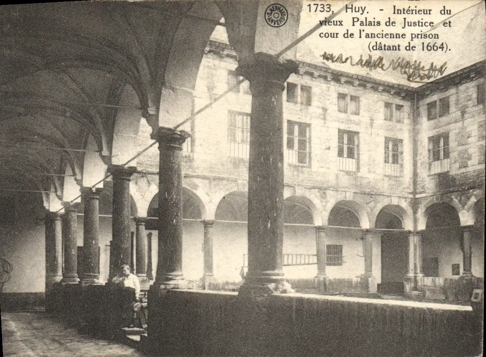 Huy — Innenansicht des alten Palais de Justice und Hof des ehemaligen Gefängnisses (aus dem Jahr 1664) — Chenavry - Vorderseite
