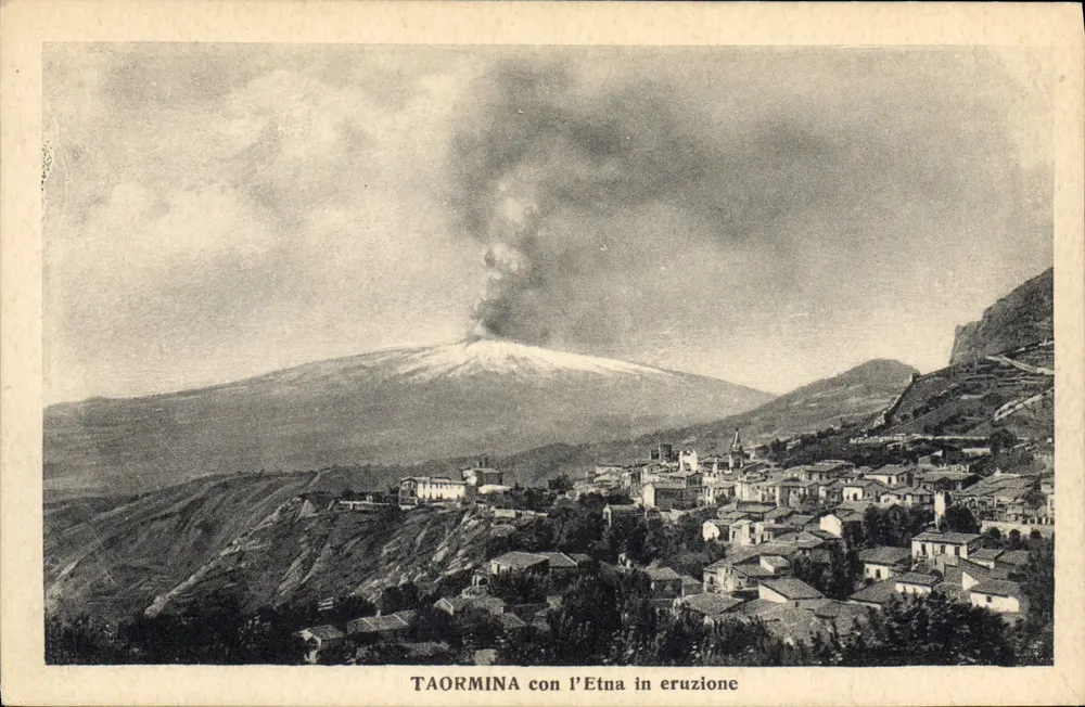 Taormina mit Etna in Eruption — Verlag Galiffi Crupi, Nr. 2-9897 - Vorderseite