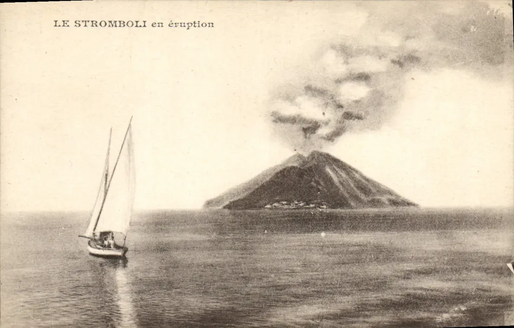 Stromboli w erupcji — widok wulkanu z jachtu — wydawca nieznany - Awers