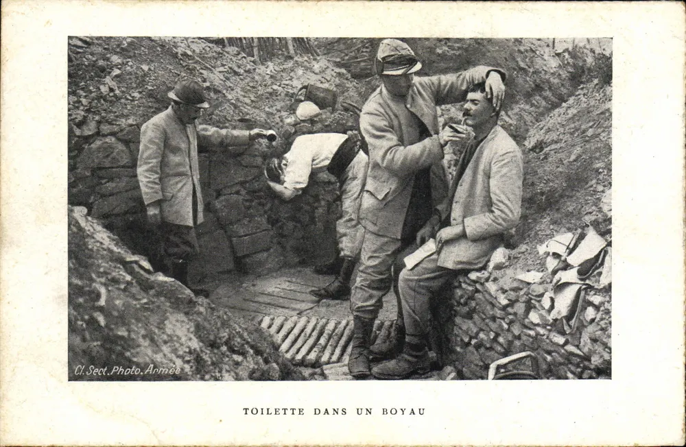 Toilette in einem Schützengraben — Cl. Sect. Photo. Armee - Vorderseite
